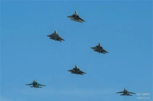 Biên đội hỗn hợp tiêm kích Su-57, Su-35S và Su-34. Ảnh: SAID Aminov