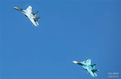 Biên đội Su-34 và Su-35S thao diễn. Ảnh: SAID Aminov