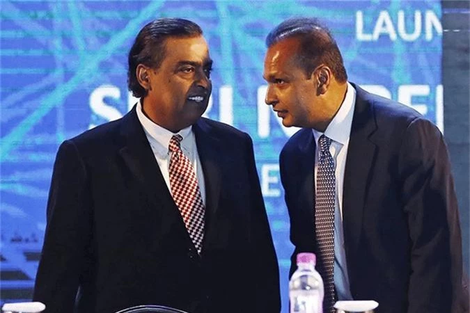 Hình ảnh thân mật hiếm hoi của hai em tỷ phú Mukesh (trái) và Anil Ambani. Ảnh: India Times.