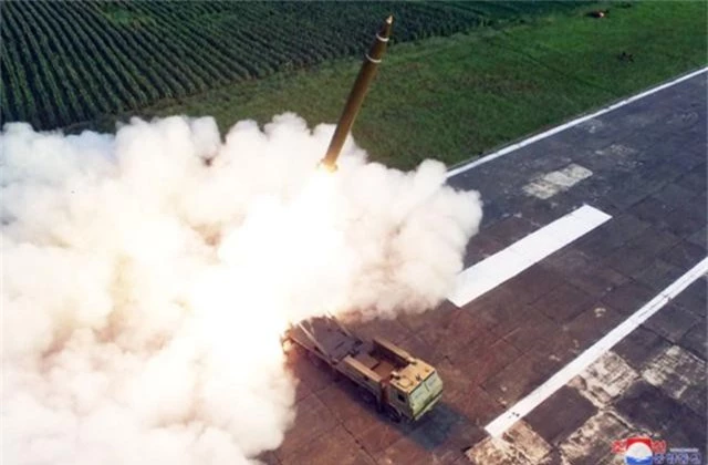Ông Kim Jong-un tươi cười thị sát vụ thử vũ khí “khủng” của Triều Tiên - 11