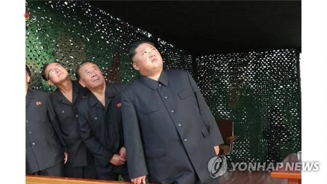 Ông Kim Jong-un tươi cười thị sát vụ thử vũ khí “khủng” của Triều Tiên - 2