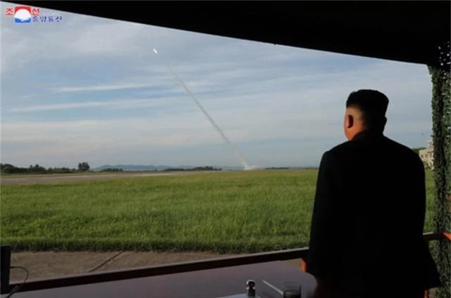 Ông Kim Jong-un tươi cười thị sát vụ thử vũ khí “khủng” của Triều Tiên - 3
