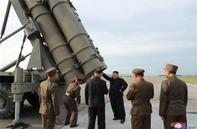 Ông Kim Jong-un tươi cười thị sát vụ thử vũ khí “khủng” của Triều Tiên - 5