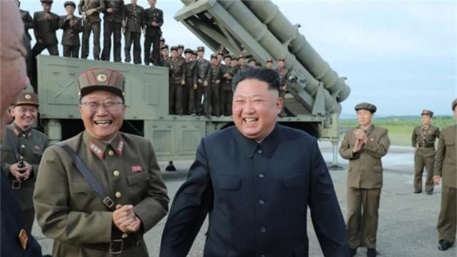 Ông Kim Jong-un tươi cười thị sát vụ thử vũ khí “khủng” của Triều Tiên - 6