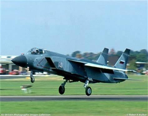 Yak-141 va F-35B: My cong khai 