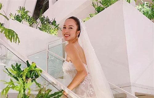 Bị đồn đám cưới bí mật với Vũ Ngọc Anh, tình cũ Chi Pu có màn đáp trả "cực gắt"