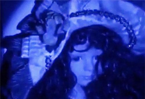 Búp bê cử động và bóng đen vật vờ trong ngôi nhà ma ám bậc nhất