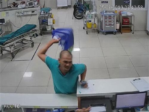 Quảng Bình: Bệnh nhân say xỉn đập phá tài sản, đánh nhân viên y tế