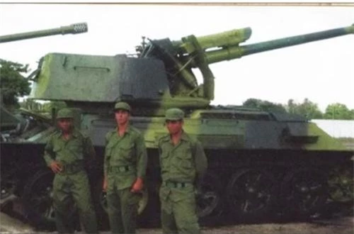 Một phần tháp pháo T-34 được giữ lại để tăng khả năng bảo vệ kíp pháo thủ pháo tự hành 122mm D-30. Ảnh: Global Security