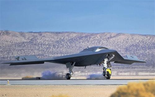 Cận cảnh siêu máy bay không người lái của Nga "tạt đầu" Su-30