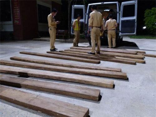 Quảng Bình: Bắt giữ xe ô tô vận chuyển 30 hộp gỗ lậu
