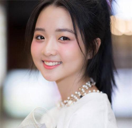 Chỉ 19 giây, thiếu nữ 14 tuổi từng đóng "Hoa vàng cỏ xanh" đốn tim ngàn fans