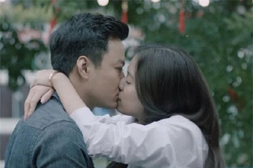 Hoàng Thùy Linh tình tứ cùng Hồng Đăng sau chia tay Vĩnh Thụy