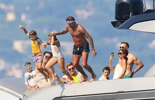 Diện bikini “Công chúa” Harper Beckham lộ bụng tròn xoe trông vô cùng đáng yêu