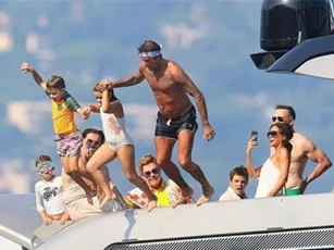 Diện bikini “Công chúa” Harper Beckham lộ bụng tròn xoe trông vô cùng đáng yêu