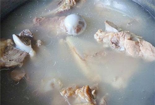 Hầm xương cho thêm thứ này: Nước dùng trong vắt mà ngọt lịm, thơm ngon bất ngờ