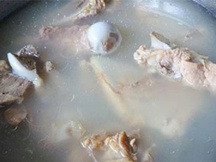 Hầm xương cho thêm thứ này: Nước dùng trong vắt mà ngọt lịm, thơm ngon bất ngờ