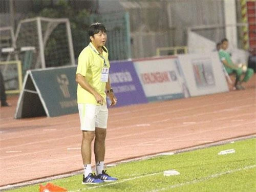 HLV Lê Huỳnh Đức (SHB Đà Nẵng) cho rằng cầu thủ HA Gia Lai phạm lỗi quá nhiều khiến trận đấu nát vụn