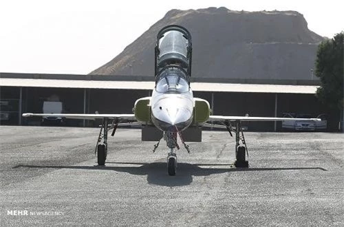 Theo Wikipedia, Kosar là máy bay tiêm kích nội địa được Công ty công nghiệp hàng không Iran (HESA) sản xuất trên cơ sở máy bay tiêm kích F-5 của Mỹ. Ảnh: MEHR