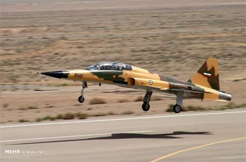 Giới phân tích độc lập khẳng định rằng Kosar trông chẳng khác gì phiên bản 2 chỗ ngồi F-5F Tiger II của Mỹ. Ảnh: MEHR