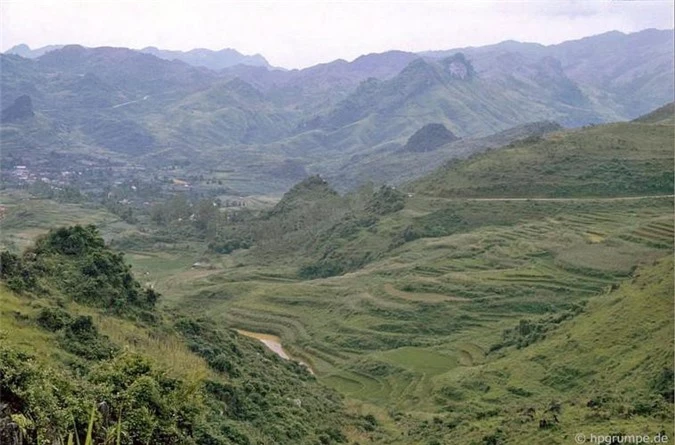 Khung cảnh ruộng bậc thang và đồi núi trùng điệp trên đường đến thị xã Cao Bằng năm 1993.