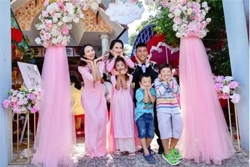 Hoa hậu Ngọc Diễm (ngoài cùng bên trái) cùng con gái Chiko trong lễ đính hôn của em gái hồi cuối tháng 7.