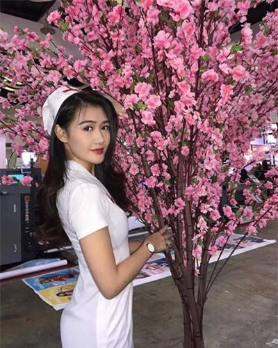 MXH xuất hiện ngày càng ngày trai xinh gái đẹp. Những bức ảnh về các hot girl ở bất cứ đâu, ngoài đường phố, tại các quán ăn hay thậm chí là ở bệnh viện. Mới đây, nữ y tá đến từ Malaysia với nhan sắc rạng rỡ đã lọt vào "mắt xanh" của CĐM.