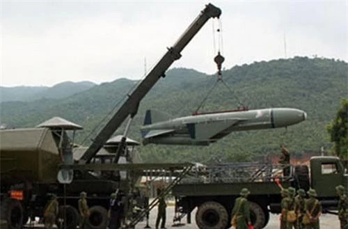 Tên lửa đối hạm P-15T Termit của Việt Nam (phiên bản lắp đầu dò hồng ngoại). Ảnh: Quân đội nhân dân.