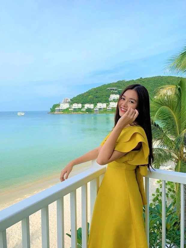 Vốn mang vẻ đẹp điển hình của con gái Hà thành, Á hậu Tường San được công chúng khen ngợi hết mực kể từ khi đăng quang tại Miss World Vietnam 2019.