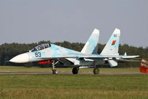 Tiêm kích Su-27UBM1 của Không quân Belarus. Ảnh: Airlines.net.