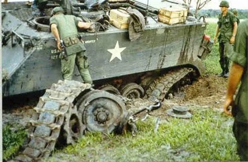 Trên chiến trường Việt Nam, thiết giáp chở quân M113 là một trong những loại "ngựa thồ" chủ lực được quân đội Mỹ sử dụng, tuy nhiên đây lại là loại thiết giáp khiến binh lính Mỹ phàn nàn nhiều nhất vì nó quá khó xoay sở trên chiến trường và dễ bị tổn thương bởi hỏa lực của quân giải phóng. Nguồn ảnh: Pinterest.