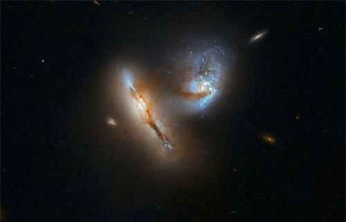 NASA công bố hình ảnh Kính thiên văn Hubble chụp 2 thiên hà sắp va chạm với nhau. Ảnh: NASA