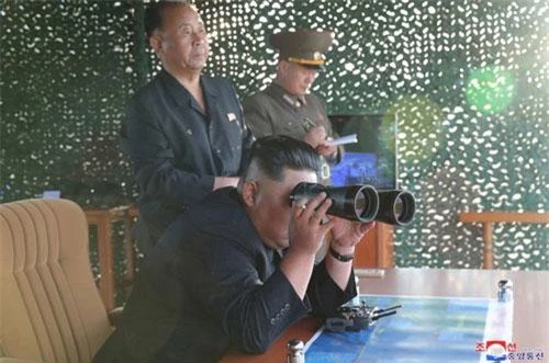 Hãng thông tấn quốc gia Triều Tiên (KCNA) đưa tin nhà lãnh đạo Kim Jong-un đã thị sát vụ thử nghiệm “bệ phóng tên lửa đa nòng siêu lớn mới được phát triển” của Triều Tiên vào ngày 24/8.
