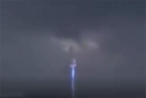 CLIP: Người ngoài hành tinh đi 'đường tắt vũ trụ' xuống Trái Đất?