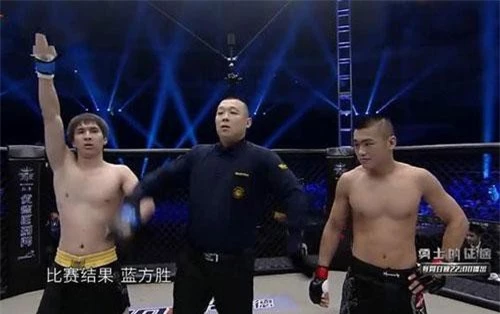 Cao thủ Thiếu Lâm Trương Gia Tài bị võ sĩ MMA, Bahadore của Kazakhstan hạ đo ván chỉ sau 6 giây.