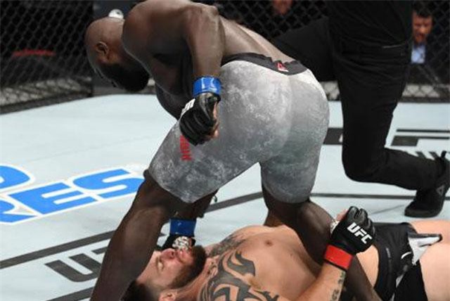 Võ sĩ UFC tung 3 cú ‘trời giáng’ hạ gục đối thủ sau 9 giây thi đấu