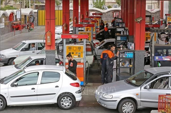 Tại một trạm bán xăng của Iran ở thủ đô Tehran. Ảnh: AFP/TTXVN