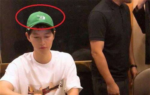 Netizen xứ Trung vạch trần chi tiết cho là Song Joong Ki muốn ám chỉ bị Song Hye Kyo "cắm sừng"