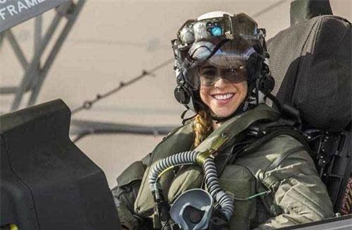 Chân dung nữ phi công đầu tiên tốt nghiệp khóa huấn luyện lái F-35