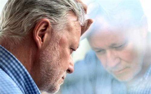 Vợ kém 35 tuổi của tôi thú nhận vẫn yêu mối tình đầu