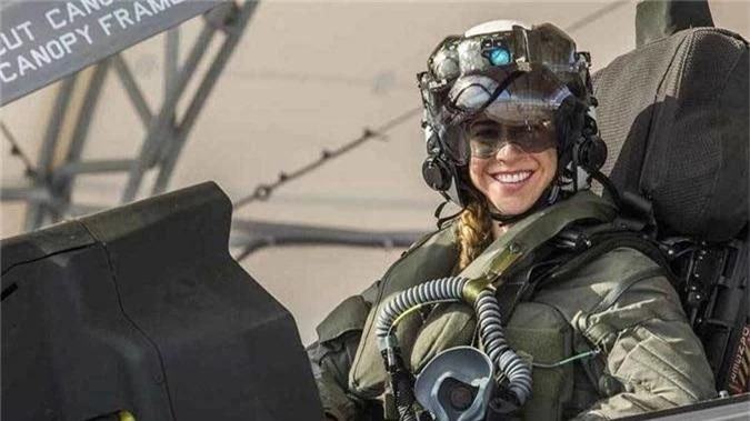 Chân dung nữ phi công đầu tiên tốt nghiệp khóa huấn luyện lái F-35
