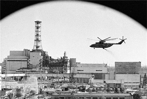 Trực thăng rải chất khử độc trên các tòa nhà của Nhà máy điện hạt nhân Chernobyl. Ảnh tư liệu: Spunik