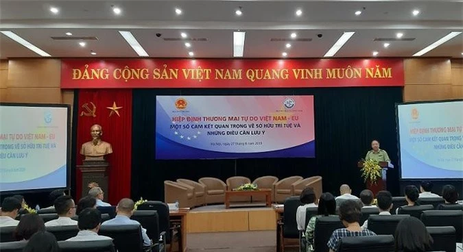 Ông Trần Hữu Linh phát biểu tại hội nghị. 
