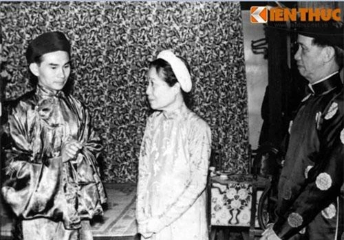Nhà trai đến làm lễ trình giờ trước khi đón dâu trong đám cưới của ông Vĩnh Phối và bà Thạch Huệ ở Huế ngày 9/3/1969. Loạt ảnh chụp lại từ tư liệu của Bảo tàng Phụ nữ Việt Nam.