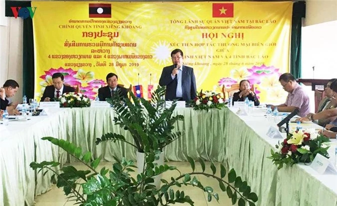 Ông Vũ Đăng Manh, Tổng lãnh sự Việt Nam tại Luang Prabang phát biểu tại hội nghị.