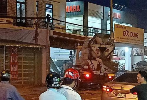 Long An: Xe bồn tông hàng loạt phương tiện, 2 người tử vong