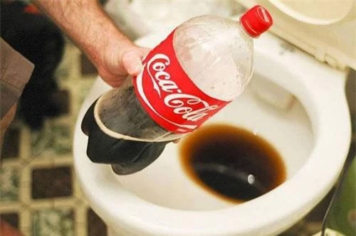 Đổ coca vào nhà vệ sinh làm sạch bồn cầu