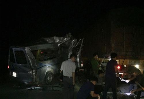 Xe khách húc đuôi xe container, 16 người bị thương