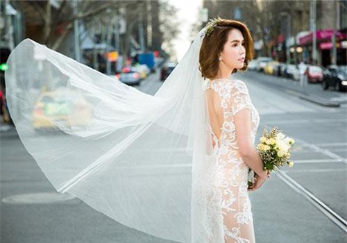 Ngọc Trinh bất ngờ diện váy cưới đẹp mê hồn ở tuổi 30