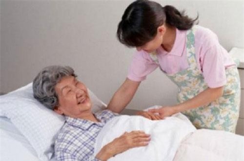 Mẹ chồng nằm liệt dùng “chiêu độc” trị con dâu bất hiếu